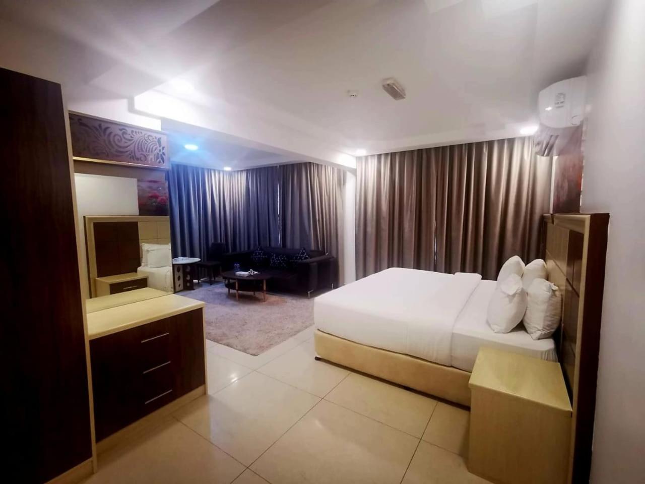 Diamond Star Hotel فندق النجمة الماسية Seeb Bagian luar foto
